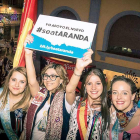 La alcaldesa, Raquel González, posa con la reina y las damas de las fiestas para defender la candidatura del Seat Aranda.-ECB