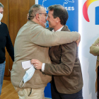 El presidente del PP de Burgos, Borja Suárez, abraza al número 2 de la candidatura, Alejandro Vázquez, en presencia de Javier Lacalle y Cristina Ayala. SANTI OTERO