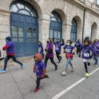 Los primeros en tomar la salida en la Carrera por la Igualdad que se ubicó en la parte trasera del Teatro Principal. SANTI OTERO