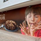 El mural fue creado y pintado por Christian Sasa para la tienda Los Bizcochos de Carol.