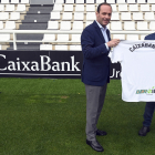 El director comercial de CaixaBank en Castilla y León, Juan Ignacio Domínguez, y el presidente del Burgos Club de Fútbol, Rodrigo Santidrián.