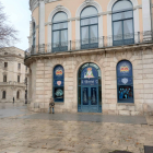 Una mujer pasa por delante de la fachada de la Cafetería de Teatro Principal de Burgos, en El Espolón.