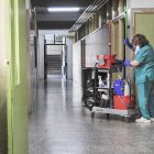 Una limpiadora trabajando en un colegio. ECB