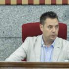 El alcalde, Daniel de la Rosa, ordena el debate durante el Pleno municipal. SANTI OTERO