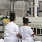 Dos mujeres trabajando en la lavandería de una empresa de inserción laboral.-RAÚL OCHOA
