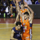 Sergio Olmos postea en un partido con la camiseta del CB Tizona.-SANTI OTERO