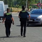 Agentes de la Guardia Civil realizando una vigilancia en un área de servicio. ECB