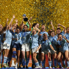 La selección sub-17 levanta el trofeo de Campeonas del Mundo