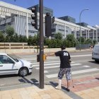 La zona de baldosas que se arregló se sitúa en la avenida Islas Baleares.-SANTI OTERO