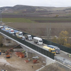 Imagen de archivo de una prueba de carga sobre la plataforma del viaducto del AVE en Frandovínez. ISRAEL L. MURILLO