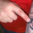 Larry se ha tatuado el nombre de Burgos en el antebrazo izquierdo.