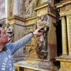 El alcalde de Quintanilla de Riofresno, Roberto Castro, muestra el retablo de San Román.-ALBERTO MARROQUÍN