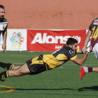 Bianco placa a un rival en un lance del partido de ayer.-SANTI OTERO