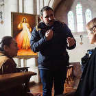 Pablo Moreno se dirige a Luisa Gavasa y Assumpta Serna en el interior de Las Salesas.-Contracorriente Producciones