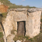 Las grietas son visibles en las estructuras de las bodegas ubicadas en la ladera de San Jorge.-ECB
