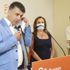 Vicente Marañón, portavoz municipal de Ciudadanos, se quita la mascarilla para iniciar su intervención. RAÚL G. OCHOA