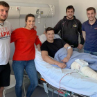 Pedro González, María González (fisio), Jorge Fuente y Álvaro González visitaron a Doolan en el hospital, ayer.-ECB