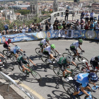 Un grupo de ciclistas circula por las rampas de la subida al castillo de la capital en la Vuelta a Burgos 2019. SANTI OTERO