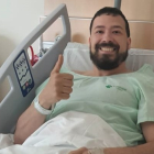Andrés Alonso se muestra sonriente tras la operación. FOTO CEDIDA POR EL BALONMANO BURGOS