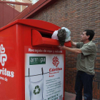 Cáritas ha instalado 40 contenedores de recogida de ropa entre los últimos años.-ISRAEL L. MURILLO