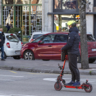 Un usuario de patinete eléctrico circula por la calzada en la avenida del Cid. SANTI OTERO