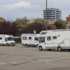 Las obras, el aparcamiento de vehículos y el parking de caravanas conviven en estos momentos en la zona.