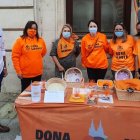 La asociación colocó sus stands ante la fachada de la Diputación Provincial de Burgos y en la fachada del edificio de Capitanía. ECB