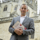 Fernando Liborio Soto Sáez posa con un ejemplar de su primera novela. DARÍO GONZALO
