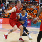 Smits frena con falta personal el avance de Jenkins, ayer.-ACB PHOTO / E. COBOS