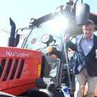 El consejero de Agricultura, Gerardo Dueñas, se baja de un tractor en la feria de maquinaria. ICAL