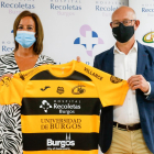 Pilar Gómez, gerente del Hospital Recoletas, e Iñaki Sicilia, presidente del Aparejadores RC, posan con la nueva camiseta del equipo. SANTI OTERO