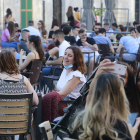 Decenas de personas disfrutan del buen tiempo en las terrazas de la capital. RAÚL G. OCHOA