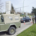 Control conjunto del Ejército y la Policía Nacional, con el apoyo de la Policía Local, ayer, en Burgos. ISRAEL L. MURILLO