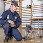 El coordinador de la Unidad canina , Javier Macho, con el perro ‘Duxter’.-SANTI OTERO