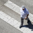Un hombre cruza por un paso de peatones. SANTI OTERO