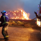 Los bomberos de Burgos tratan de extinguir un incendio junto al barrio de Cortes. BOMBEROS DE BURGOS