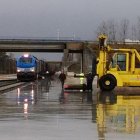 Un tren circula por el ramal ferroviario de Prado Marina.