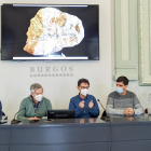 Fidel Torcida, director del Museo de Dinosaurios, y Francisco Azúa, alcalde de Salas, con el equipo científico que ha permitido trasladar el cráneo de dinosaurio a Grenoble. SANTI OTERO