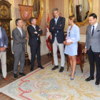 El presidente de ACB, Antonio Martín -en el centro-, charla con representantes delequipo de Gobierno y del SanPablo en su visita del pasado mes de julio.-ISRAEL L. MURILLO