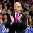 Joan Peñarroya anima a sus jugadores.-ACB PHOTO / ALBERT MARTÍN