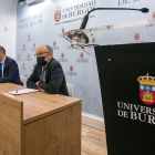 El rector Manuel Pérez Mateos y el empresario Francisco González García presentaron el programa 'UBU Refugio'. TOMÁS ALONSO