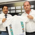 Jesús Martínez posa con Rodrigo Huidobro, de Beroil, tras firmar el acuerdo de patrocinio.-ISRAEL L. MURILLO