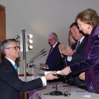 Emilio de Domingo recibe el diploma de manos de la Doña Sofía. ECB