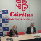 Mónica Rius Aymamí, directora de la Fundación Michelín y Jorge Simón, director de Cáritas de Burgos firmando el convenio.