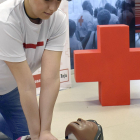 Una persona realiza un simulacro de RCP sobre un muñeco.-RICARDO ORDÓÑEZ