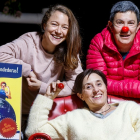 Violeta Ollauri, Mariaje Hernando y Chus Gutiérrez (sentada) no pierden la sonrisa mientras ensayan el próximo espectáculo de Las Pituister en La Parrala. SANTI OTERO