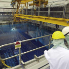Dos operarios de la central nuclear de Santa María de Garoña en la piscina de combustible ya gastado.