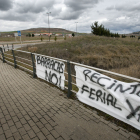 Pancartas contra las barracas en el entorno de Villatoro. TOMÁS ALONSO