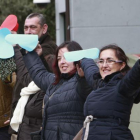 El Creer acogió ayer la tercera cadena humana por las enfermedades raras en la que no faltaron los corazones de colores como señal de diversidad.-Raúl Ochoa