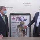 César Rico, presidente de la Diputación de Burgos, y Lorenzo Rodríguez, vicepresidente, durante el acto de presentación de la Vuelta a Burgos. RAÚL OCHOA